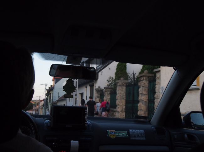 レストランで　タクシーを呼んでもらい　バスターミナルへ。