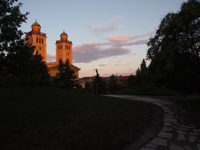 少し時間があるので　近場を歩いてみます。　