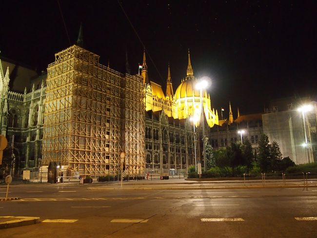 議事堂で　下りて　川沿いを　歩きます。