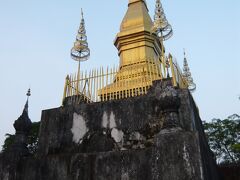 タート・チョムシー
1804年にアヌルット王によって建立された仏塔です。