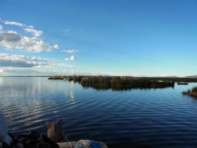 トトラ船は水面を揺れることなくスムーズにゆったりと進みます。<br /><br />こんな生活もたまにはいいんだろうなぁ〜。。。<br /><br />