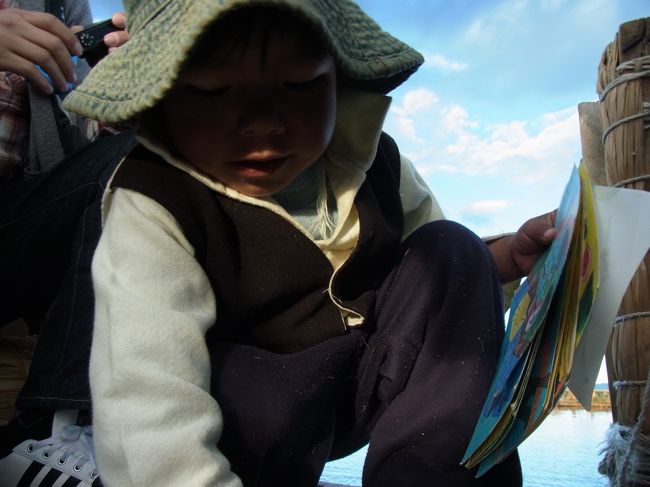 さっきの島に居た子供も船に乗っていて、自分達が書いた（？）絵を売りつけにやってきていました。<br /><br />…苦笑……<br /><br />これがなければ本当に素晴らしい思い出になったのに。。。<br /><br />でも子供の笑顔は最高にかわいかったです♪<br />