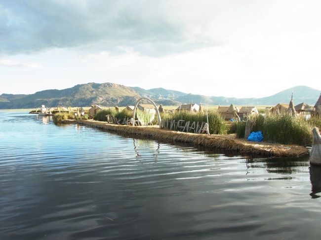 再び船に乗り、のんびり遊覧…<br /><br />まさにスローライフ…<br /><br />のんびりした空気を感じ、ここ数日のペルー大移動の慌しさを忘れさせてくれました。<br /><br />来て良かったと心から思いました〜♪<br /><br />リフレッシュ完了(*´∇｀*)☆<br /><br />さて、島の人たちとはもぅお別れです。