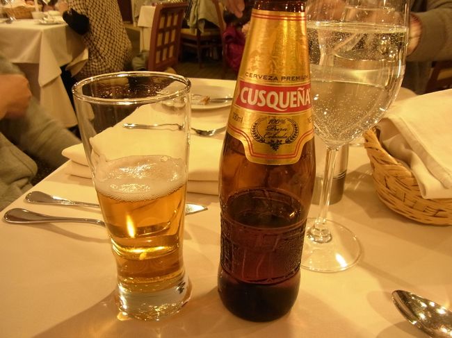 １９時。<br />夕食はホテルのレストランです！<br /><br />今までは朝早くからの過密スケジュールだったのでアルコールを控えていましたが、今日は解禁！<br /><br />といっても私は飲めませんが、ダンナ様は張り切って飲んでました。<br /><br />ペルーのビール、スクケーニャ☆<br /><br />ラベルにマチュピチュが描かれているのでお土産にも買って帰りました♪