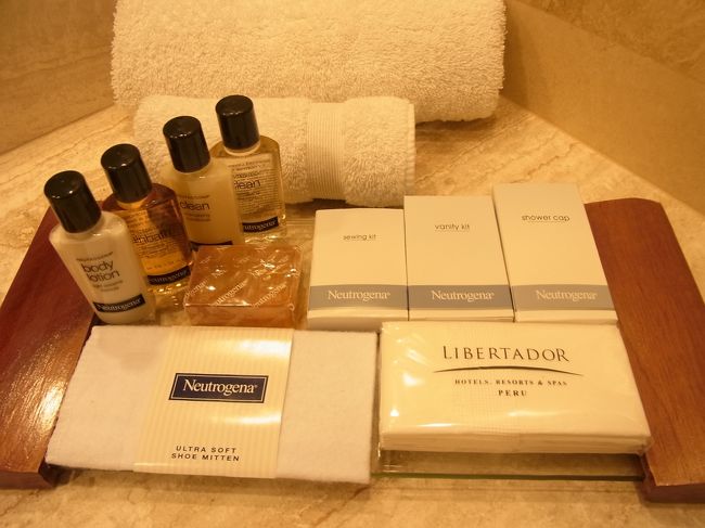 実は今、昼間に岩が道路に置いてあったように、プーノの街は労働者によるストライキが起こっていて、明日空港までに行く道が早朝には封鎖されてしまうということが分かったのです！<br /><br />なので、私のチチカカ湖に昇る朝日が見たいという夢は儚く破れ、早朝５時にはホテルを出発することになりました！！！<br /><br />なんとまぁ。。。<br /><br />ではでは、おやすみなさい〜☆<br /><br />写真は部屋のアメニティー。<br />日本級に清潔感溢れた最高品でした♪