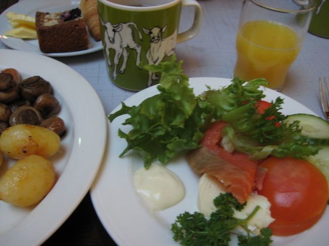 またまた今日も朝からしっかりといただきます♪<br />マグカップがmarimekkoのILTAVILLIっていうのもフィンランドらしいです。<br />