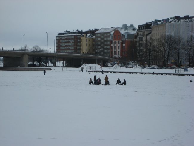 氷上で釣りをする人達がいました