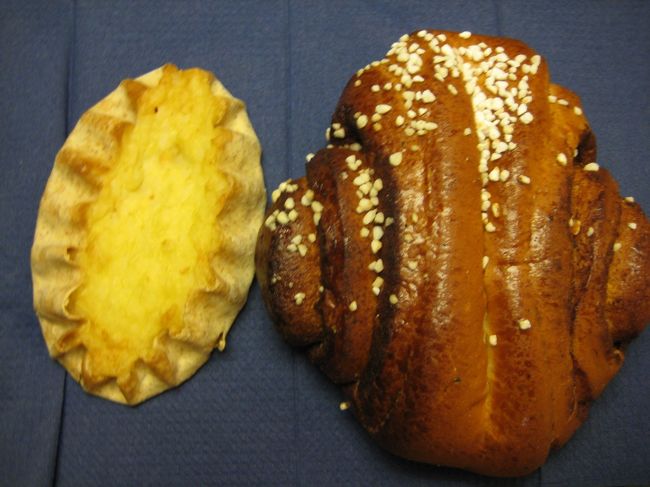 カレリアンピーラッカ（左）<br />カレリア地方のパイ<br />薄いライ麦生地にミルク粥をのせて焼いたパイ<br />なんかうすぼんやりとした味でした。<br /><br />シナモンロール　korvapuusti（右）<br />カルダモンの香りがする生地とシナモンの香りがおいしいパン<br />