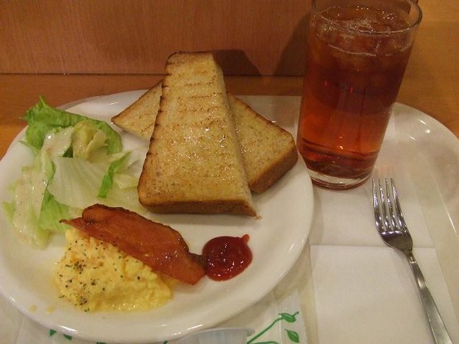 出発までに朝ご飯を食べました。駅ナカにあったベッカーズです。<br />モーニングプレートが目に入ったので食べてみることにしました。<br />スクランブルエッグの入っているベーコン＆スクランブルプレートを頼んでみました。トースト付きで480円。