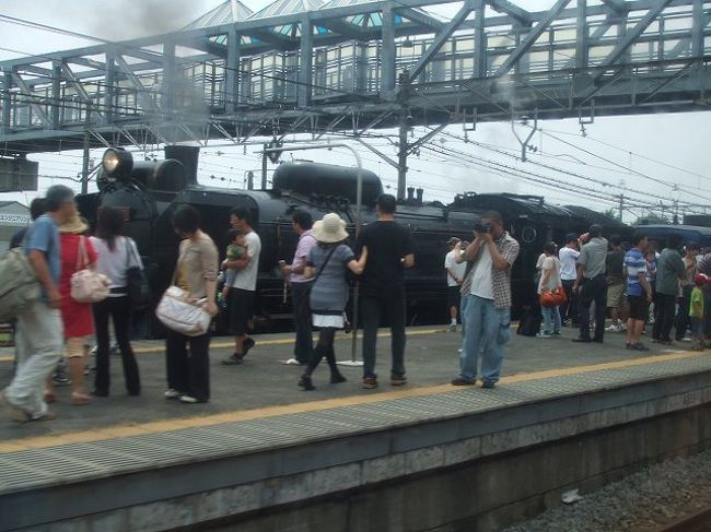 途中の渋川では先行するSLを抜きます。SL乗りたかったなぁ。車内からパチリ。
