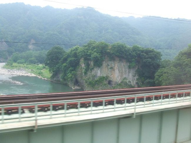 渋川を過ぎるととたんに景色が変化に富んでおもしろいです。上越線で<br />一番好きな区間でもあります。