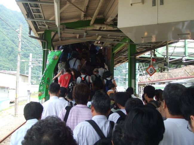 水上到着。ここで谷川岳の山越えをして、新潟に抜ける電車に乗り換えます。本数が少なく、３両なので乗り換え客でごった返します。この日は特に長岡花火があったせいか、乗り換え客が多かったです。