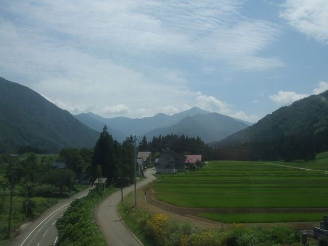 トンネルを抜けるとそこは、雪国ではなく魚沼地帯、おいしいお米のできる場所なので水田が広がっています。青々とした稲が広がっていました。