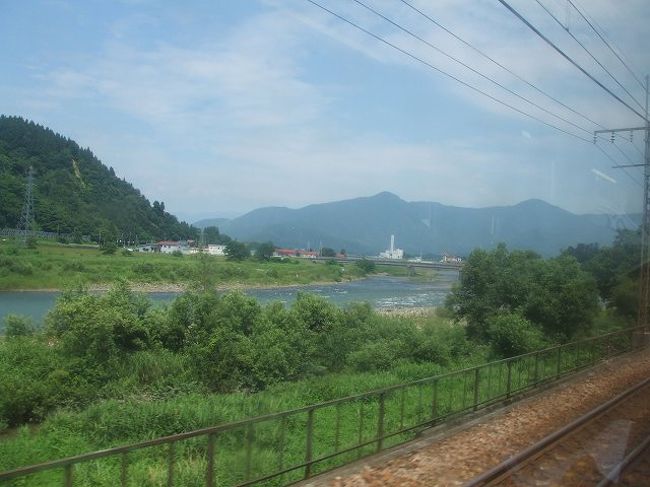 信濃川沿いに列車は走ります。一旦、長岡を過ぎて終点まで向かいます。位置ゲーのためです。<br />