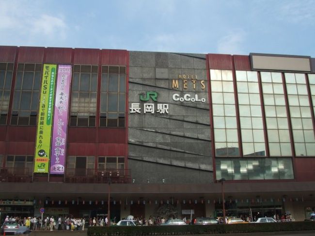 長岡駅に到着です。ここから花火の会場までは歩いて15分くらいでしょうか、みんな会場へと向かいます。