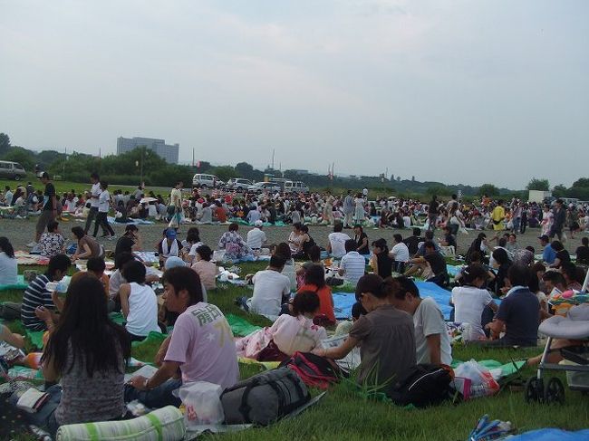 会場です。河原に座ってみる形になりました。混む混むとは聞いていたのですが、思ったより混んでいないなぁというのが東京の人間から見た印象ですかね？あとJRのVIEW特等席のスペースがやたら広かったです。