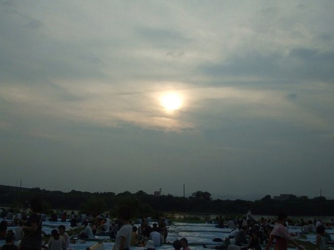 だんだんと日も沈んできて、辺りも暗くなってきました。