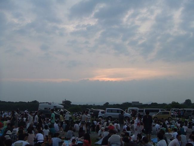 夕日も沈んでいよいよ花火大会の始まりです。<br />