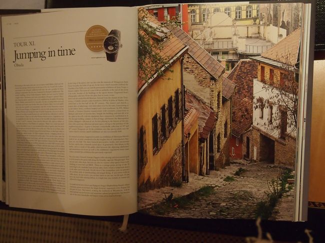 部屋に置かれていた　本。<br /><br />なんとなく見ていて　目に留まった　一枚の写真。<br />Jumping in timeと題された項の　この写真に心が惹きつけられます。<br /><br />即、レセプションに問い合わせに・・・<br />スタッフが数人、集まってきて　なかなか場所が判明しません。<br /><br />ブダ地区だ　ということは皆が肯定。<br /><br />と、スタッフの一人が　私の持っていた地図に　ここだ、とマークを付けました。