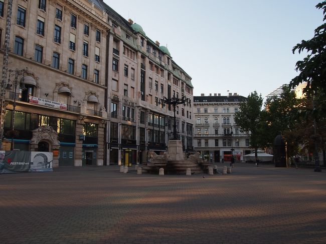 だいたいの場所が　わかったので　ホテルを飛び出して　ブダ地区へと歩きます。