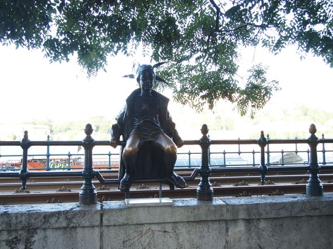 柵に腰掛けた　ブロンズ。