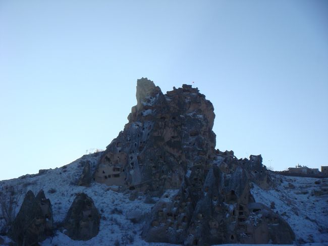 ウチヒサールです。数年前までは人々が住んでいたようです。<br />岩には鳩の巣のための穴がたくさんあけられているそうで、この周辺は鳩の谷とも呼ばれています。鳩の糞を肥料にして、ワインの原料となるぶどうを育てていたということです。