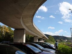 15:50 この日は、ハイデルベルクの駅前にあるIBISホテルに宿泊。

ホテル前のロータリーは満車で駐車できず、裏手の線路沿いに停めました。夜になったらイタズラされないかちょっと不安だったので、車内を見やすく全てシェードをはずして、徹底的に片付けをしておきました。