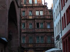 20:45 Zum Ritter St. Georg 
1592年に建てられハイデルベルクに現存する最古の住宅。ホテルになっていて泊まることができるそうです。

旅行前に候補にしたけれど、どんどん予算がかさみハイデルベルクの宿代は削ることにして、やめました。