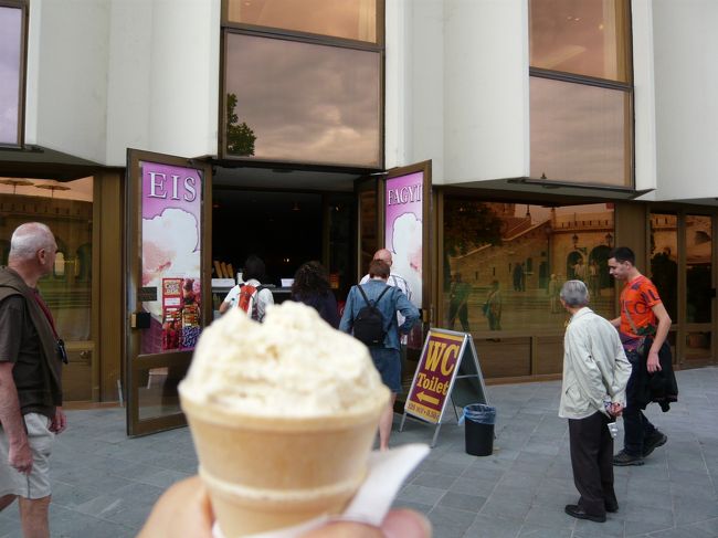 漁夫の砦近くのアイスクリーム屋さん<br />あっさりしたバニラがとてもおいしかった