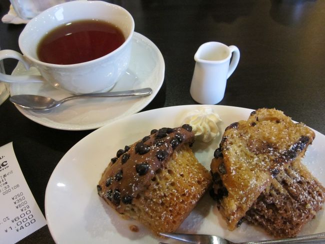 マフィンを選んでお会計を済ませたらカットして温め、ホイップまでつけて持って来てくれます。<br />ボリュームたっぷりでおなかいっぱい、晩御飯はいらないかも・・