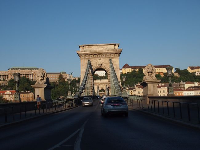 鎖橋を渡ります。