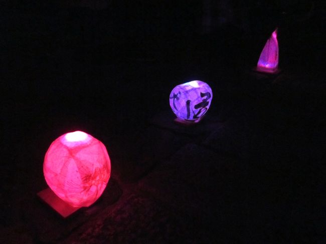 本堂前にはいろんな明かりが置いてあります。<br />火の用心のためかコスモスの咲いてるお庭はろうそくの明かりで本堂周りは電気のランプ、撮ってるうちに色が変わるんです。