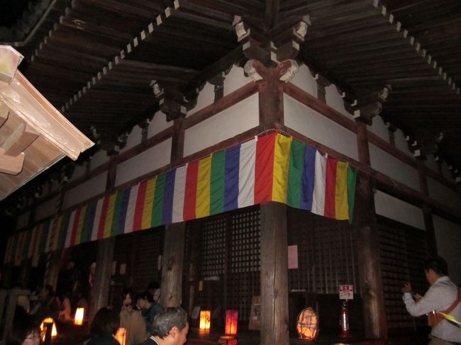 本堂にはアベックもたくさん、写真を撮るお邪魔虫ばかりでロマンチックにとはいかないようです。