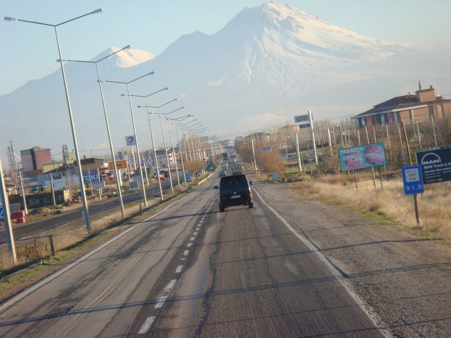 アンカラからカッパドキアに向かっています。遠くの山は雪を頂いてきれいです。