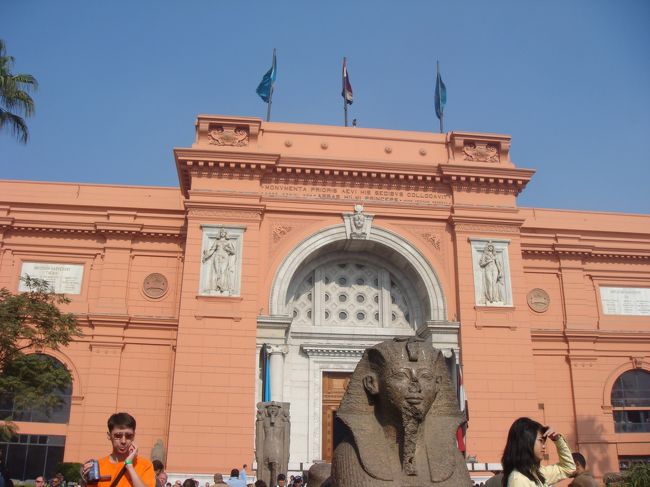 考古学博物館です。<br />入ってすぐ、なんだかいつもの博物館と感じがちがうなと思いました。何が違うのかよく分かりませんでしたが…。<br />とにかくいろいろなものが保管されていました。２階にある、ツタンカーメンの黄金の品々が見所です。<br />２階奥には、特別な部屋がありました。そこには歴代の王様達のミイラが眠っていました。中でも、ラムセス?世のミイラは、保存状態がよかったです。髪の毛もあります。これが、今から数千年前に生きていた人で、その人がここにいるということが、とてつもなく凄いことに思え、感動でしばらく動けませんでした。たかがミイラ、されどミイラです。<br />人がとにかく多いので、長く居座ることができませんでしたが、もっと時間があればじっくり、ゆっくり見たかったです。<br />この博物館がなぜか他の博物館と違うように感じる理由、それは、品数の多さゆえにか、雑然とした感じがするということです。とっても貴重なものなのに、無造作に置いてある感じがするのです。もちろんきちんと保管されているものも多いですがね。