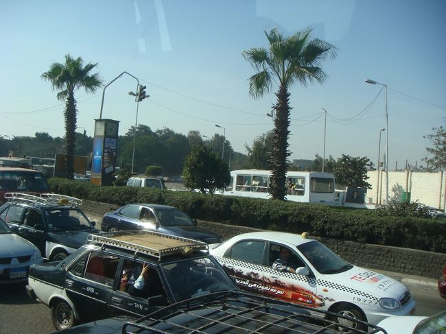 バスに乗ってオールドカイロに向かいます。<br />道路を車がたくさん通っていました。インドも車線がなかったですが、ここも同じような感じです。でも、人々の熱気を感じました。これからどんどん発展していくというパワーが漲っていました。<br />ここはエジプト。なんてったって、『古代文明発祥の地』ですからね。