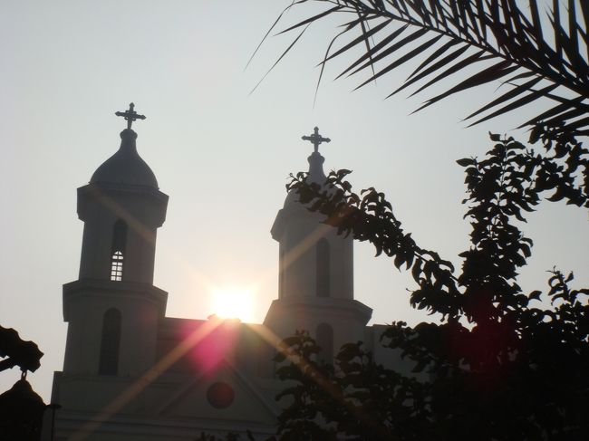 オールドカイロは、また違った雰囲気があります。<br />教会があるのですが、バビロンの要塞を基礎として建ててあります。通常イメージする教会とはちょっと違います。コプト教徒が迫害を逃れるためにそのように建てたということです。<br />写真はオールドカイロで撮った教会の写真です。逆光なのに、それがいい感じになっているような…。