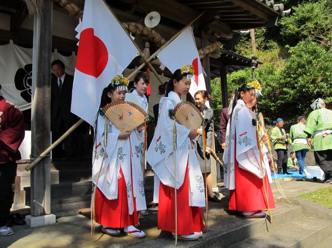 奉納舞<br />当番町の女児が華やかな衣裳を身に着け、扇と鈴を手に厳かな舞を披露します。<br />