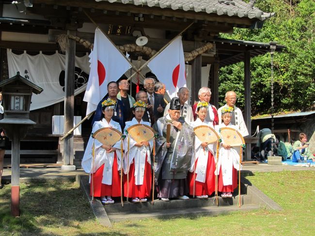 最終日午前中に地区の神社にて神事を行います（踊りの奉納）