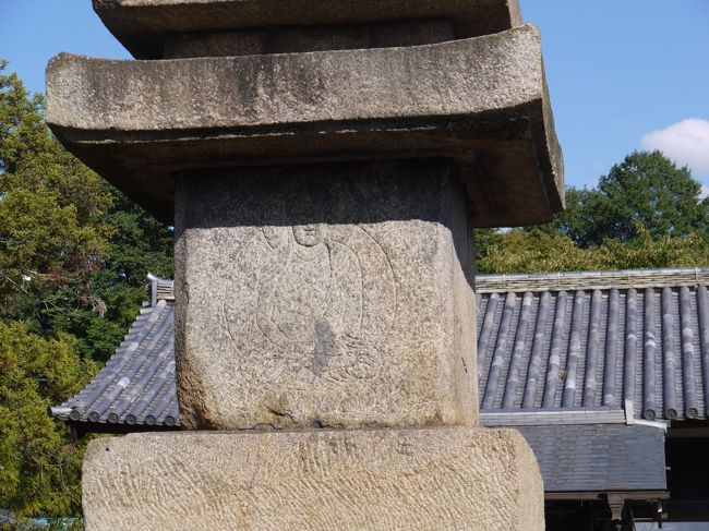 十三重石塔の初層の岩に薬師如来が刻み込んであるのだそうです。<br /><br /><br />石塔の五重目より中から白鳳時代の金銅阿弥陀如来立像（秘仏）、鎌倉時代の木造地蔵菩薩立像・木造大日如来像が取り出され話題を呼びました。<br /><br />今回の秘仏公開で拝見させていただきました。