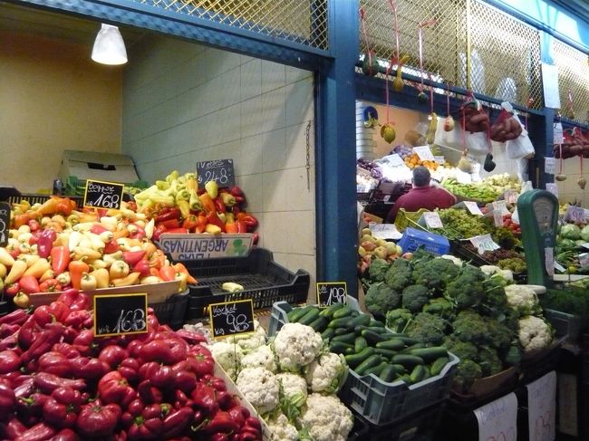 黄色くカタカタ揺れるトラムに乗って中央市場へ<br /><br />1Ｆは野菜、肉など<br />魚は少しあったかな？