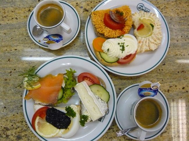 10月2日（火）<br /><br />朝食は気になっていたオープンサンドの店 Durcin へ<br />チーズやハムのように見た目では<br />味や内容の想像が出来ない<br />ペースト状のものを指さし注文<br /><br />ありゃ、どれもちょっとしょっぱい<br /><br />チーズやサーモンサンドはいいお味<br />