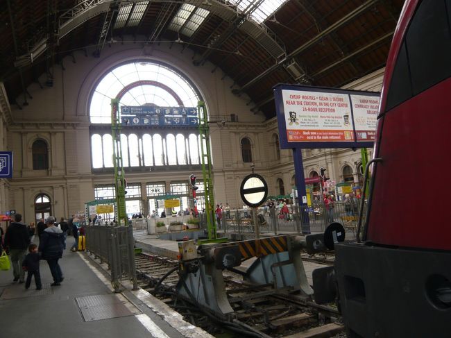 東駅<br />ブダペストからザルツブルクへ<br /><br />残った小銭でパンを買う<br />ハンガリーのパンは安くてとてもおいしいものばかりだった<br /><br /><br />何度も切符と時刻表を確認して電車に乗る<br />ザルツブルクまでは約6時間だ<br />