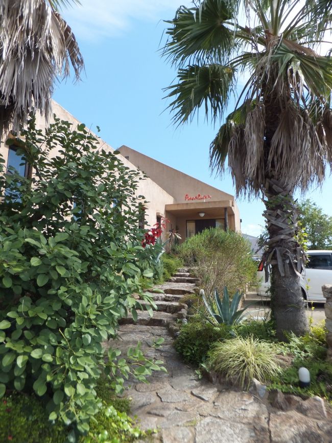 ここが玄関。少し階段を上がってお店に入ります。