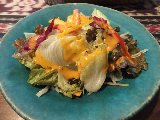 サラダがまず出て来ました。