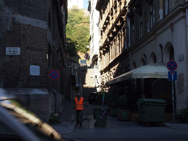 早朝、街はきれいに　お掃除されています。