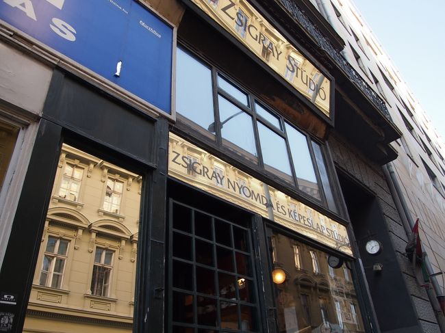 通り沿いに　アンティークショップを見つけました。