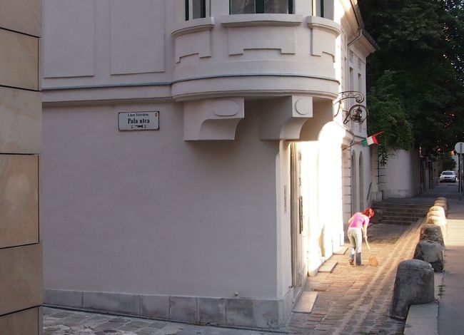 ホテルのスタッフが　地図にマークしてくれた　通りです。<br /><br />Pala utca。　ここを入っていけば　あの写真の風景が　見れるはず・・・と　言ってたけれど・・・