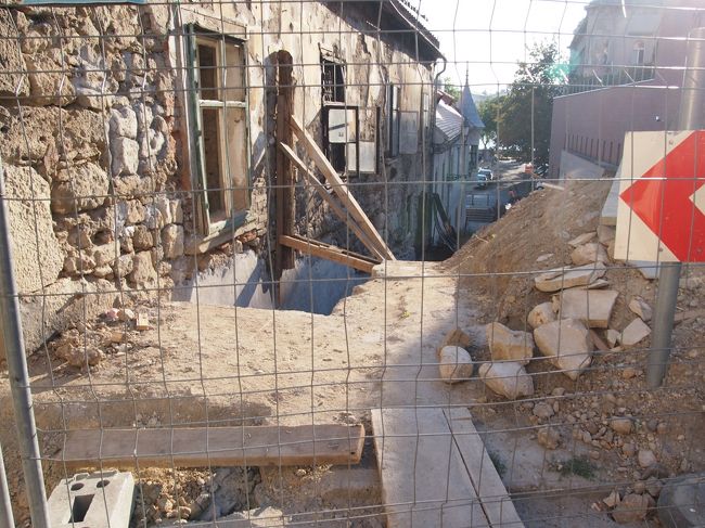 あの写真の場所が　ここだとしたら・・・　もう　すでに取り壊されて・・・　ああ・・・時は　jumping　してしまったのか・・・・ <br />