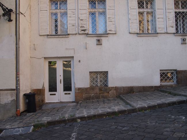 王宮の丘へと続く坂道は　けっこう傾斜が強いです。　